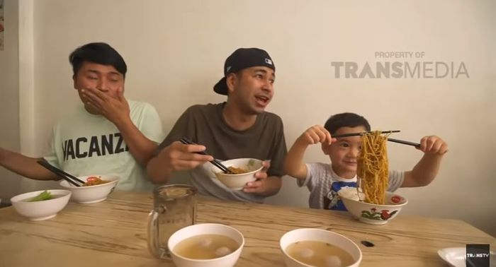 Rafathar belajar pakai sumpit seperti Raffi Ahmad