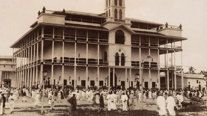Istana Kesultanan Zanzibar sebelum diserang Inggris