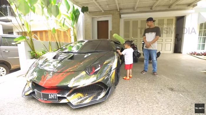 aksi Rafathar membersihkan mobil mewah milik Raffi Ahmad