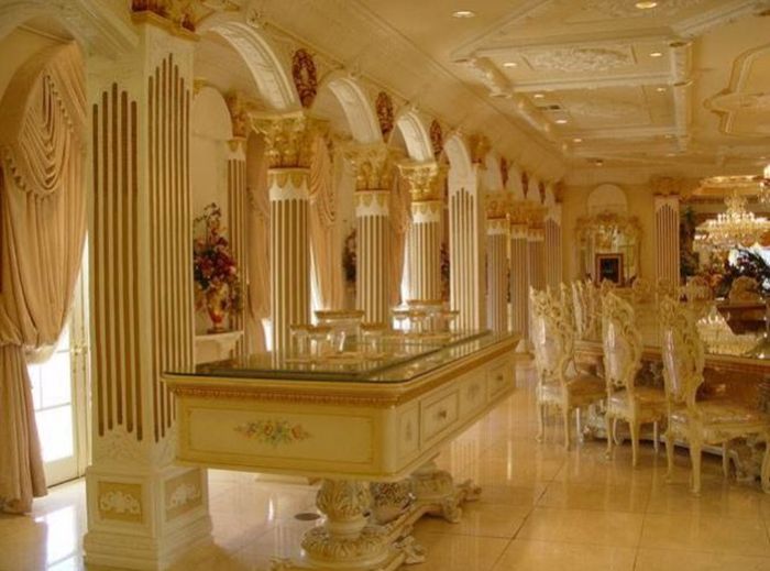Ruang makan di rumah Shah Rukh Khan