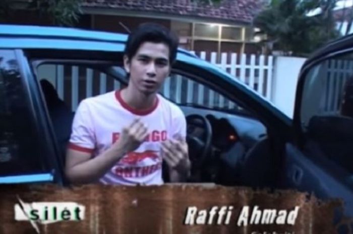 Raffi Ahmad dan mobilnya di awal karier.
