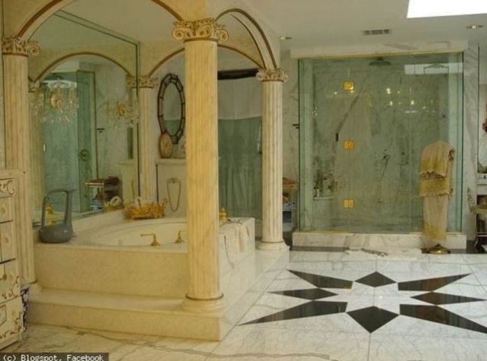 Kamar mandi utama di rumah Shah Rukh Khan