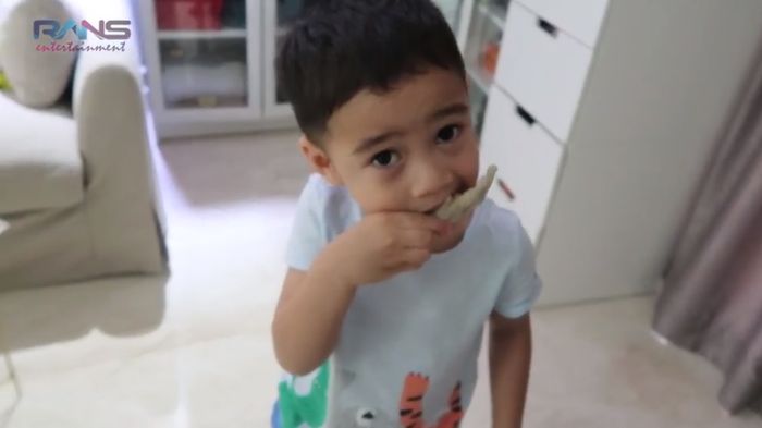 Rafathar makan ceker