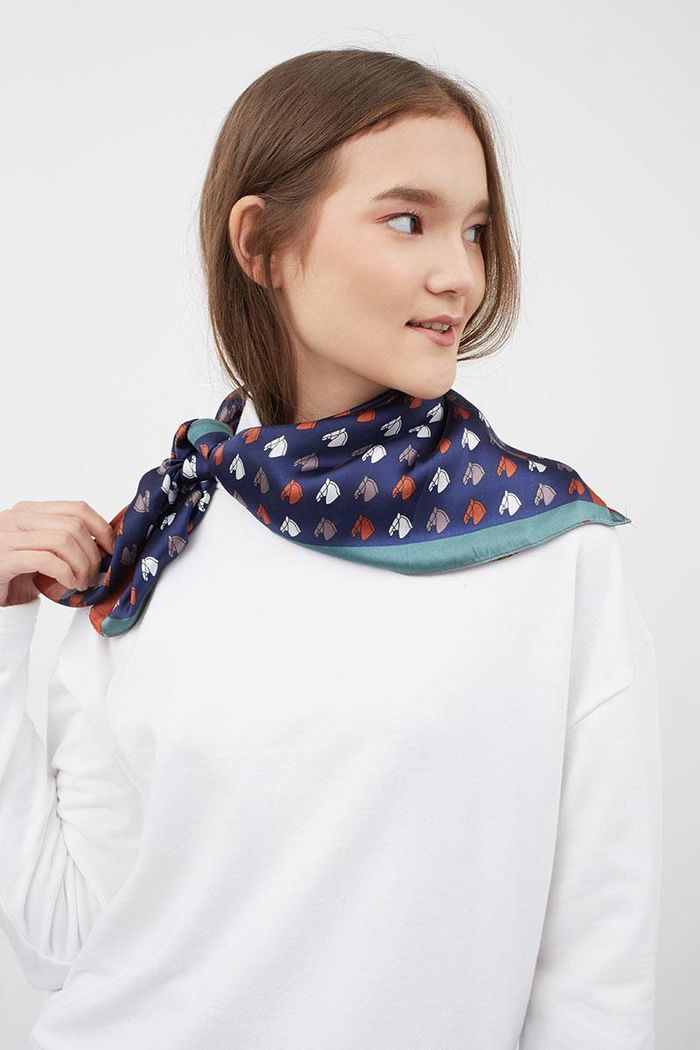 Gaya kasual ala Yuki Kato dengan Asyuri Martha Scarves Navy