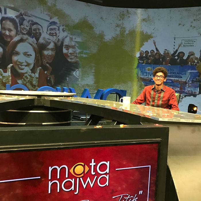 Izzat Ibrahim putra Najwa Shihab bergaya seperti ibunya di studio Mata Najwa
 