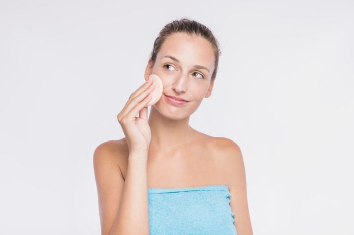 Membersihkan makeup agar tidak timbul jerawat: gunakan makeup remover