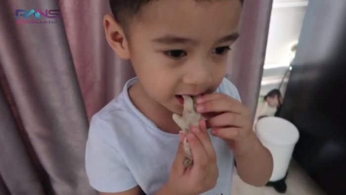 Rafathar makan ceker