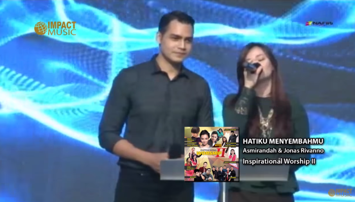 Asmirandah dan Jonas Rivanno menyanyikan lagu rohani bersama