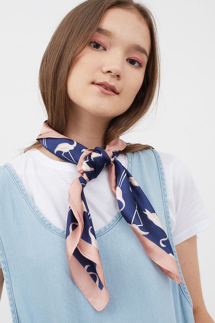 Gaya kasual ala Yuki Kato dengan Azalia Martha Scarves Blue