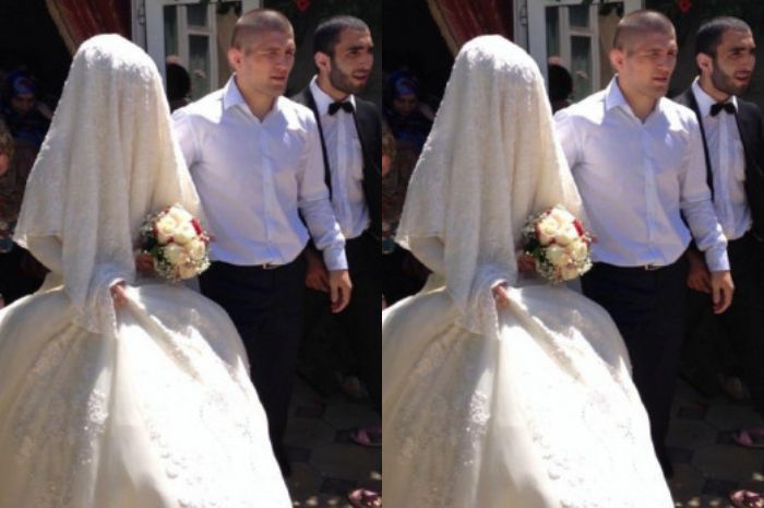 point.md
Khabib Nurmagomedov berjalan dengan mempelai wanitanya, dalam acara pernikahan yang digelar pada Juni 2013.