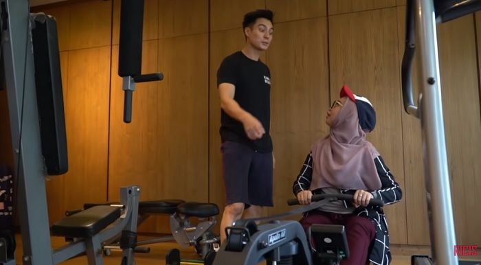 Alat workout di kamar Baim Wong