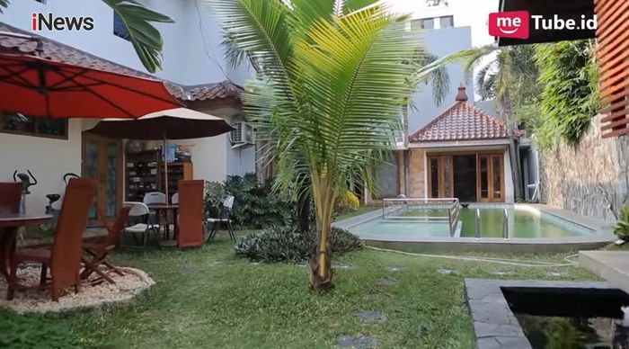 Ada dua kolam renang di rumah Najwa Shihab