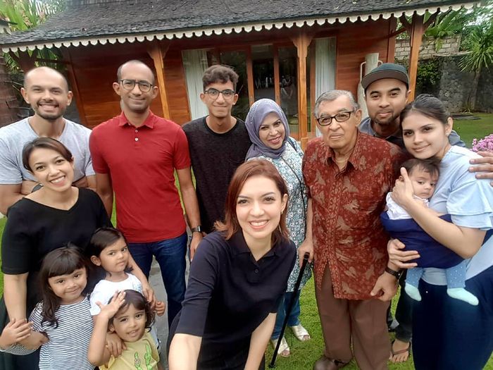Kekompakan Izzat Ibrahim bersama keluarga besar