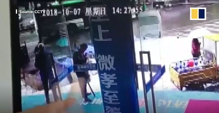 Rekaman CCTV yang menunjukkan kejadian trotoar ambles di Tiongkok yang menewaskan sepasang pengantin dan 2 korban lainnya
