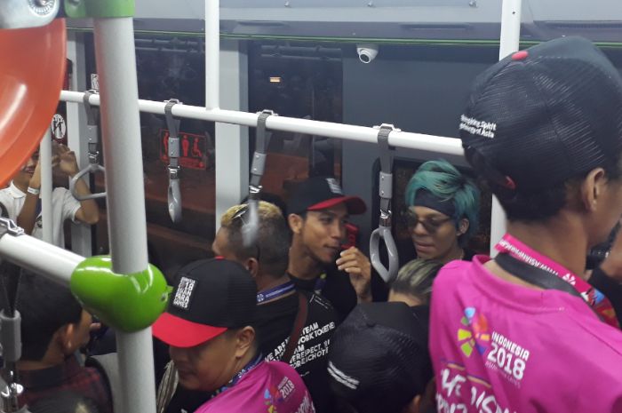 Atta Halilintar menaiki bus di area Istora Senayan.