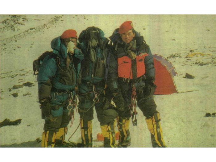 Ekspedisi Indonesia Everest '97. Tiga serangkai Lettu. Iwan, Sertu. Misirin, dan Pratu. Muji. Nampak