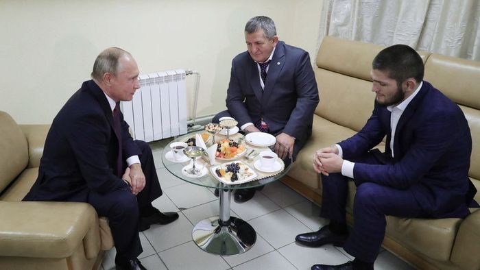 Presiden Putin bertemu Khabib dan ayahnya. ((Sputnik/Mikhail Klementyev))