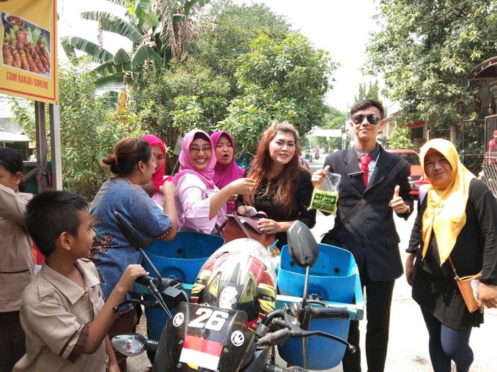 Hikam berjualan tahu