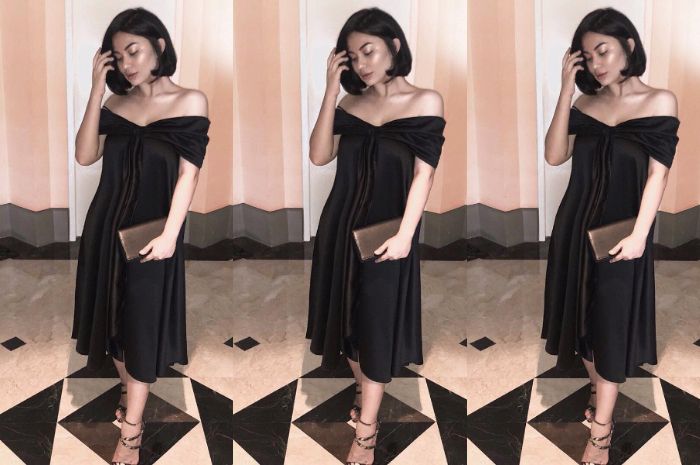 Ariel Tatum mengenakan off shoulder dress hitam berpotongan midi