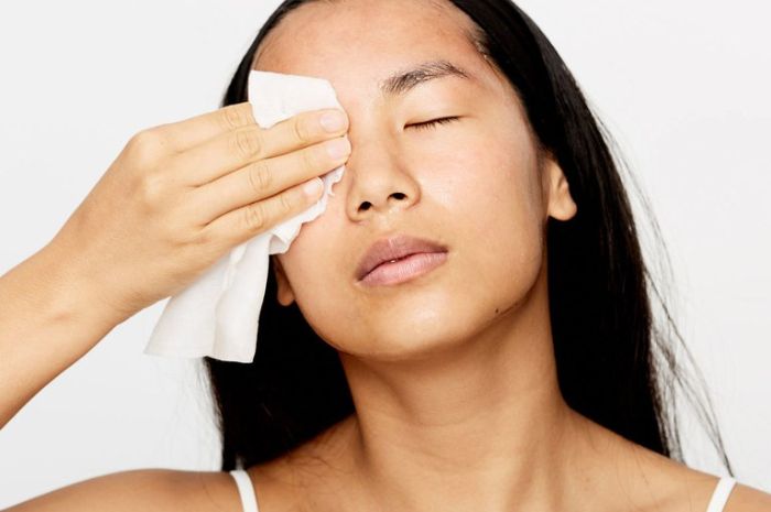 Jangan bergantung pada makeup remover wipes untuk membersihkan makeup