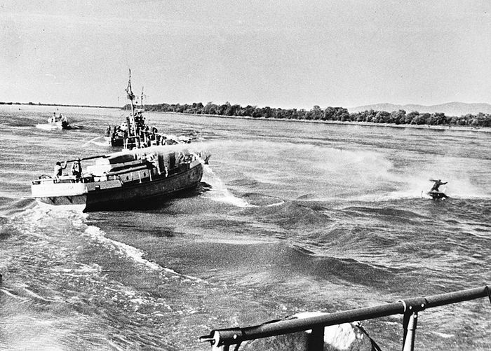 Kapal Rusia menggunakan water cannon menyerang nelayan China di Sungai Ussuri.