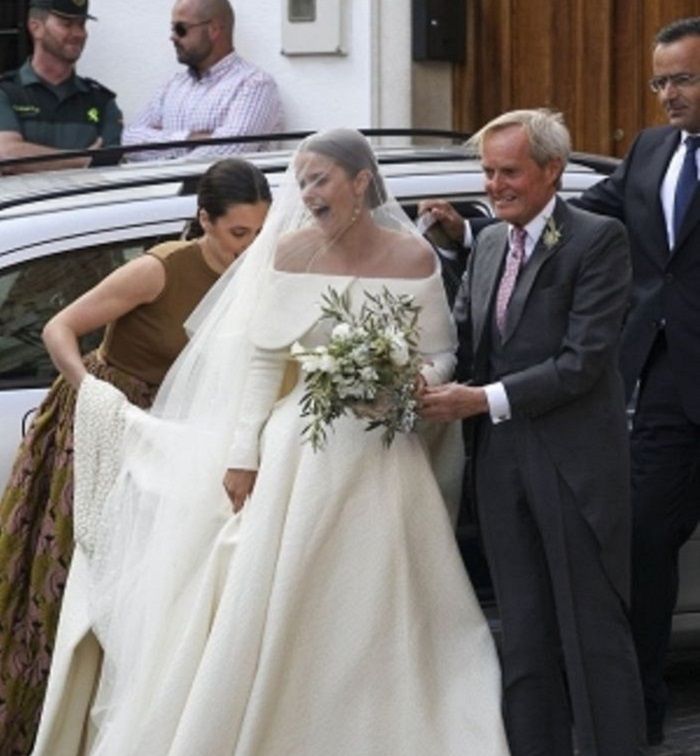 Gaun Lady Charlotte tertiup angin