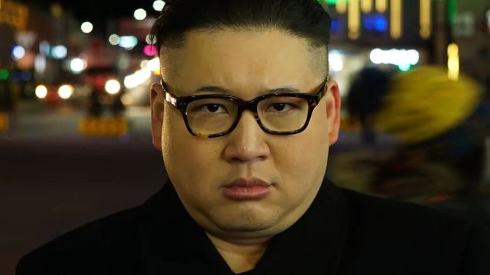 
Howard sebagai Kim Jong-un

