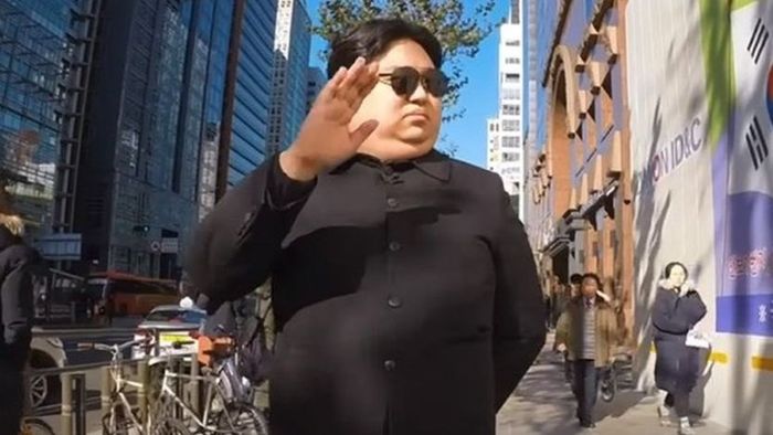 Minyong sebagai Kim Jong-un