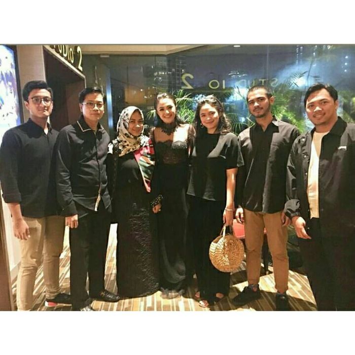 Adrian hadiri gala premiere film sang kakak