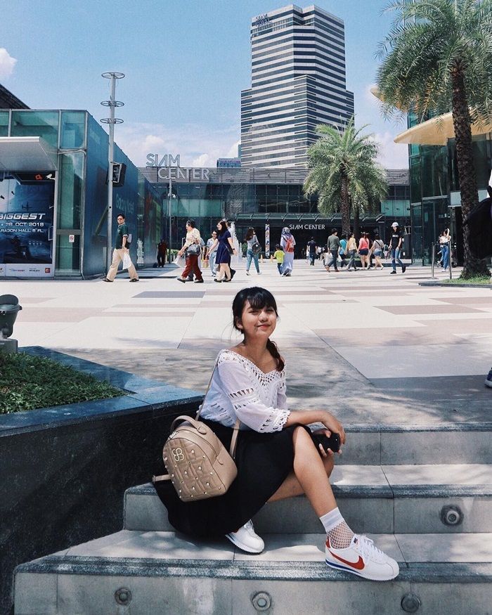 Gaya Ghea Indrawari dengan Fashion Outfit Hitam Putih