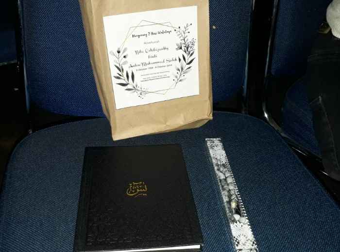 Goodie bag berisikan buku Yasin dan tasbih