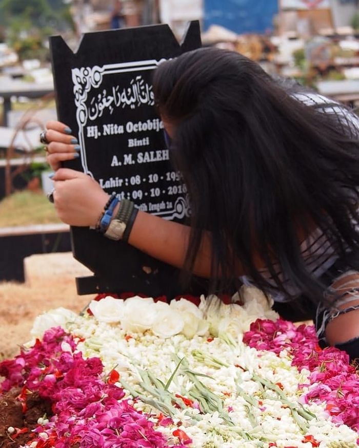 Ipoet Kusumonegoro mengunjungi makam sang ibunda, <a href='https://manado.tribunnews.com/tag/nita-octobijanthy' title='Nita Octobijanthy'>Nita Octobijanthy</a>.