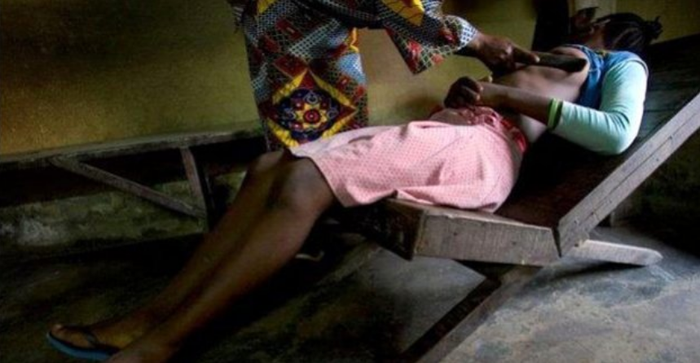 Seorang anak perempuan menjalani praktik menyetrika payudara.