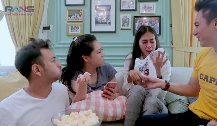 Paula memuntahkan makanan di mulutnya