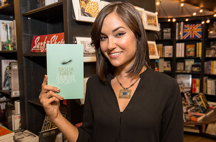 Sasha Grey, mantan bintang film dewasa yang memutuskan jadi penulis novel.