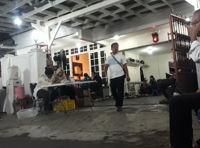 Pengajian tujuh harian istri Indro Warkop diadakan di kediaman Indro Warkop, di kawasan Pulo Gadung, Jakarta Timur pada Senin (15/10/2018) hari ini.