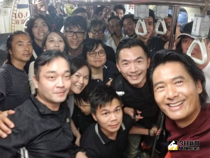 Chow senang menggunakan transportasi umum.