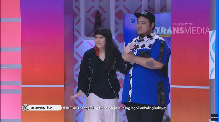 Mita The Virgin keluar dari ruangan setelah penampilannya diubah oleh Ivan Gunawan