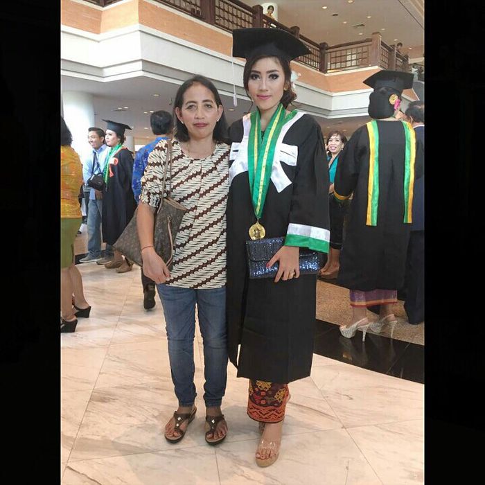Komang Mariani wisuda
