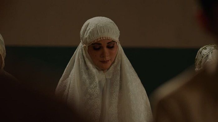 Luna Maya saat berperan sebagai Suzzanna dalam balutan mukena