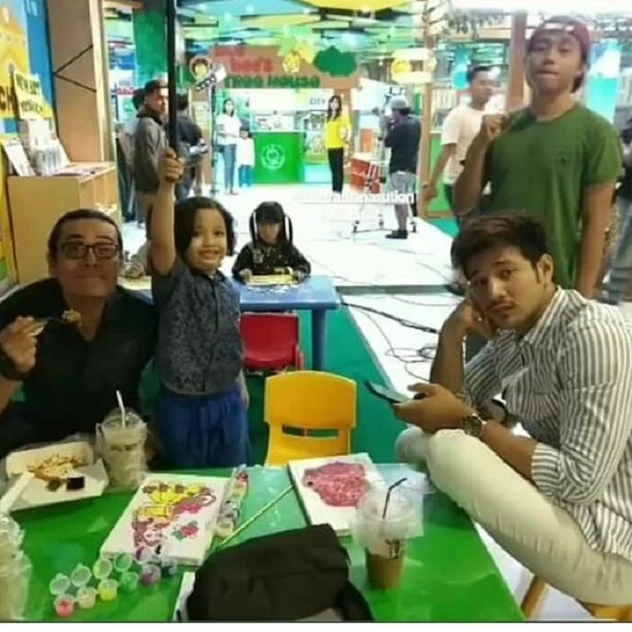Teuku Ryan di lokasi syuting