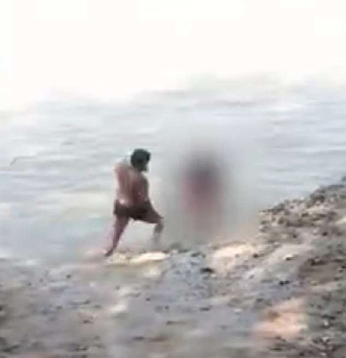 Seorang perempuan di Bihar, India, diperkosa dua laki-laki di tepi Sungai Gangga yang suci.
