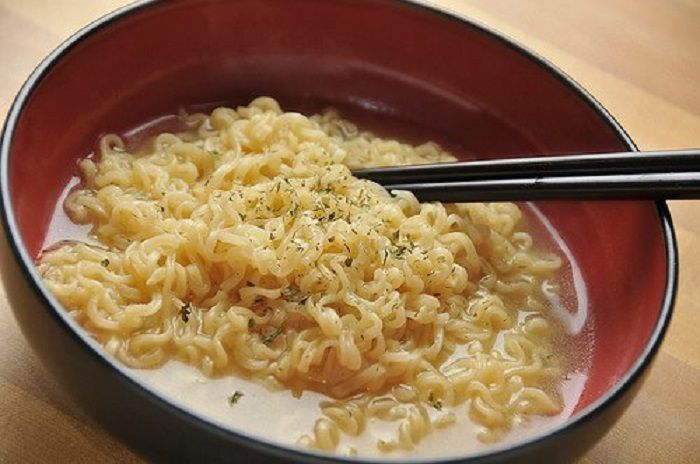 Ia menderita kanker perut karena terlalu sering makan mim instan.