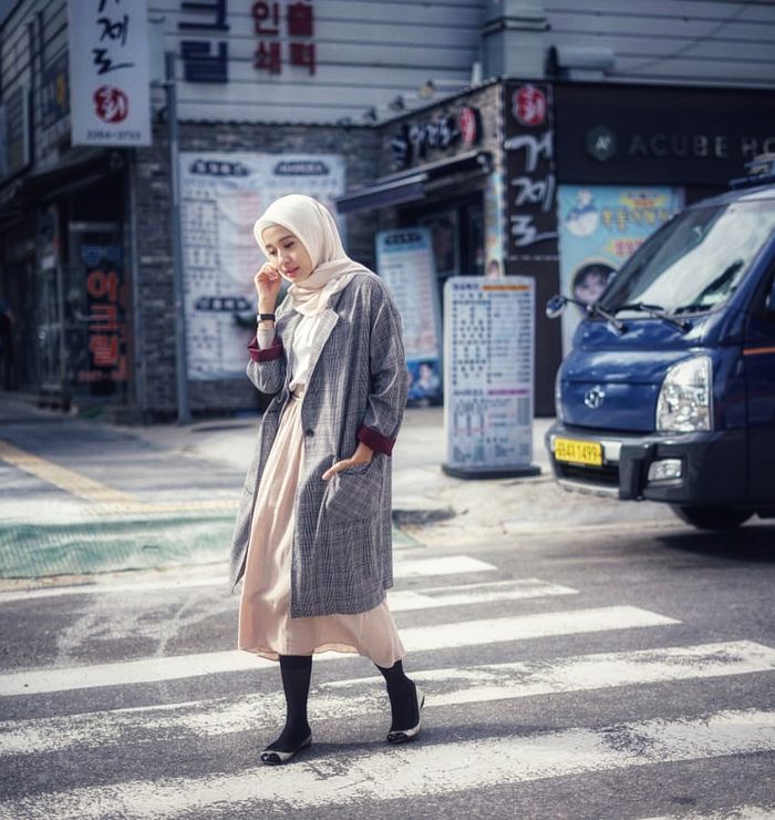 Tampil chic dengan midi skirt dan midi outer