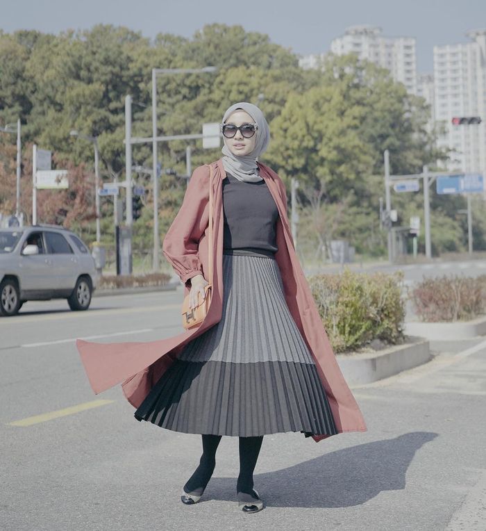 Blouse dan pleated skirt buat tampilan semakin chic