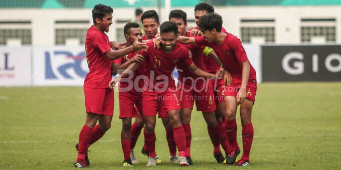 Pemain timnas u-19 Indonesia, Saddil Ramdani, merayakan gol pada laga uji coba kontra Arab Saudi ber