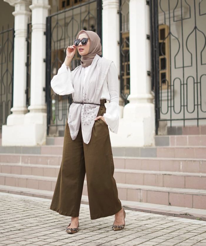 Trumpet blouse dan celana kulot