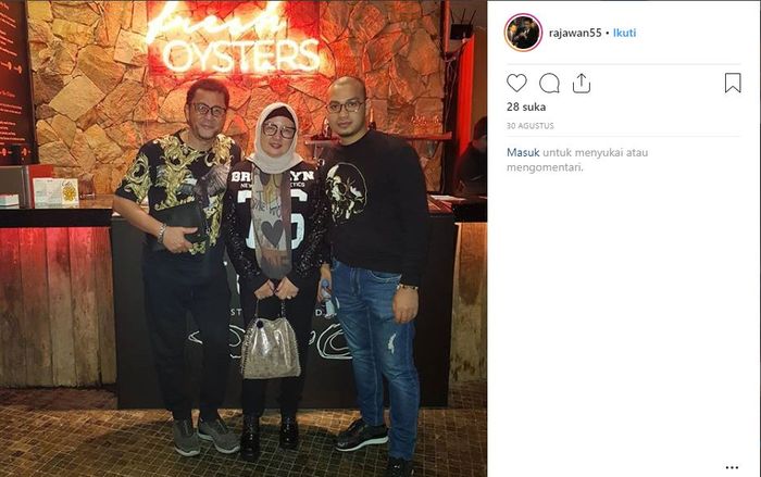 Bubu mantan pacar Syahrini tengah berpose bersama kedua orangtuannya yang gaul.