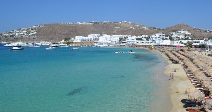 Pantai Platis Yialos di Pulau Mikonos, Yunani.