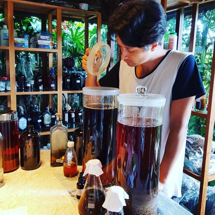 Tjok Gde selalu membuat penelitian di laboratoriumnya